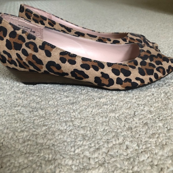 🛍2/$15 Leopard Peep Toe Shoes Wedge Heel Sz 8.5 - Picture 2 of 6